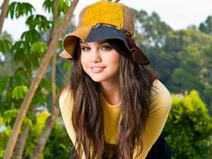 Selena Gomez Colorful Wallpaper